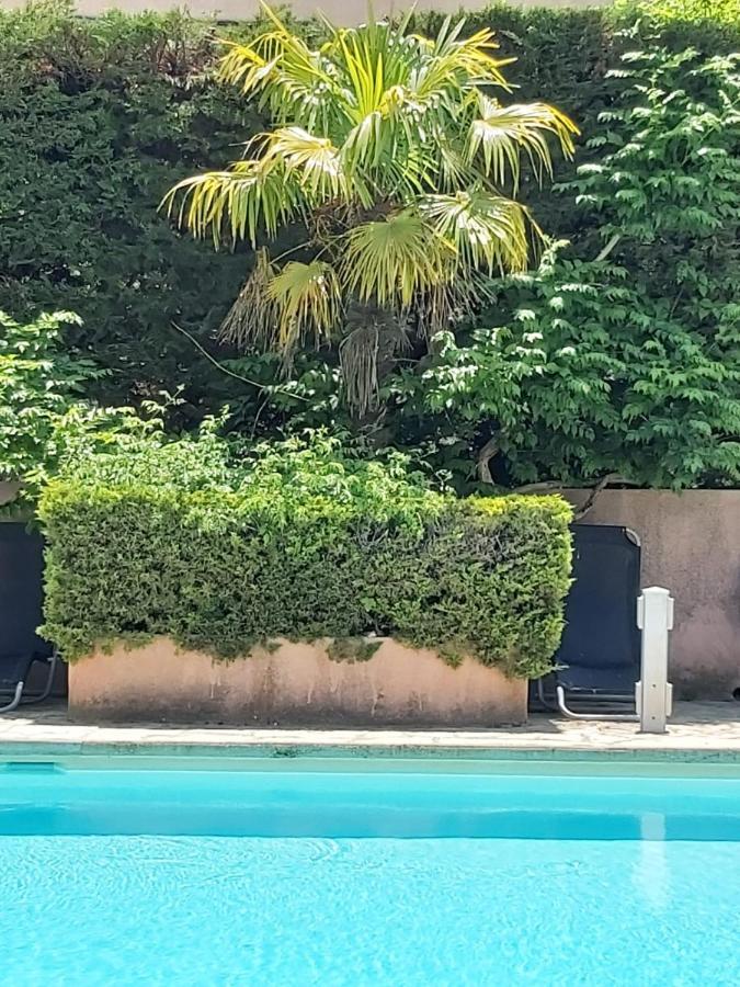 Eblouissant Appartement Au Calme D'Une Residence Avec Piscine Idealement Situe Au Pied Du Colorado Provencal Dans Le Prestigieux Luberon Rustrel Exterior foto