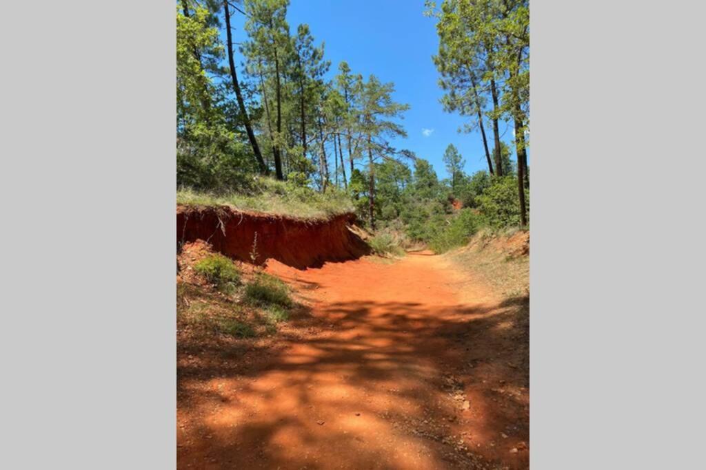 Eblouissant Appartement Au Calme D'Une Residence Avec Piscine Idealement Situe Au Pied Du Colorado Provencal Dans Le Prestigieux Luberon Rustrel Exterior foto