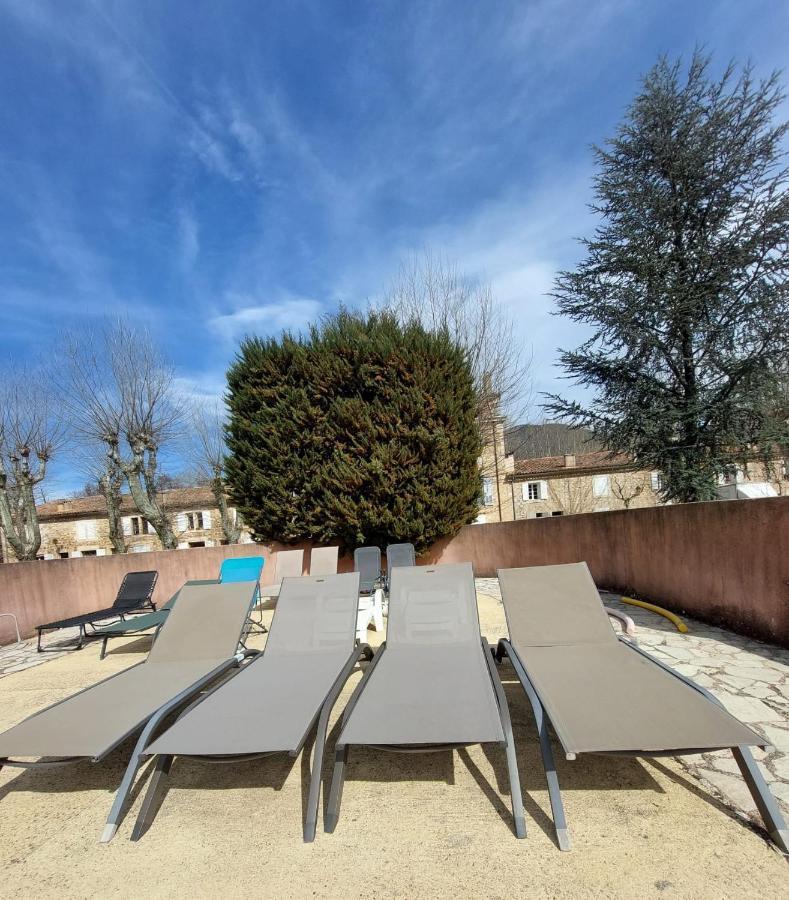 Eblouissant Appartement Au Calme D'Une Residence Avec Piscine Idealement Situe Au Pied Du Colorado Provencal Dans Le Prestigieux Luberon Rustrel Exterior foto